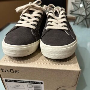 Taos footwear Z Soul sneakers size 8 wide